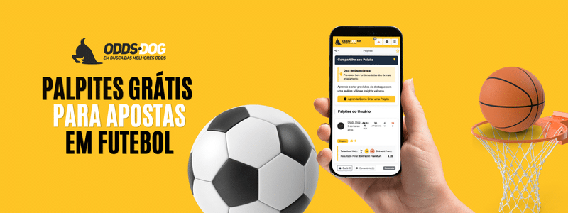Celular com página de palpites de futebol grátis do Odds.dog, ao lado de bola de futebol e basquete, sobre fundo amarelo